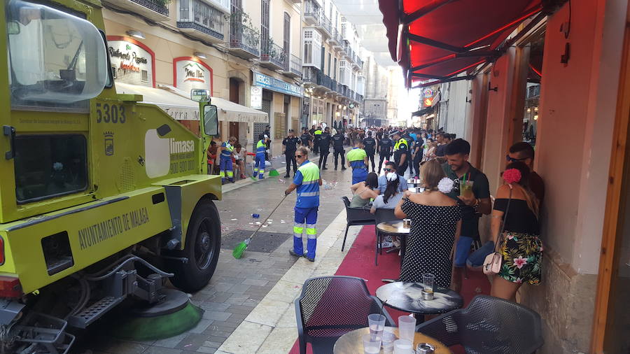 La ausencia de Policía Local, así como de los camiones de Limasa, permite que miles de jóvenes beban en la calle desde las 17.30 horas