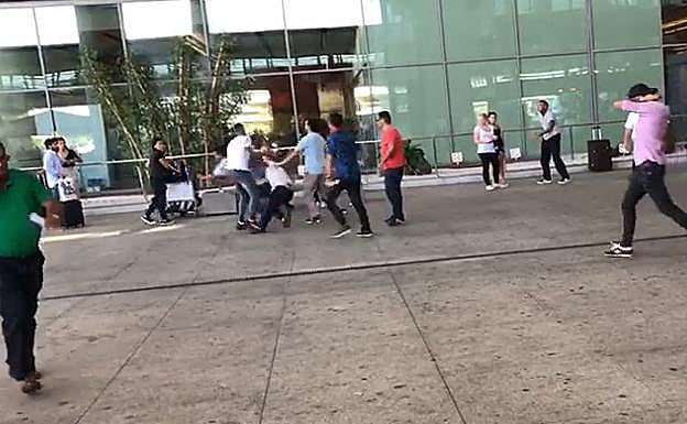 Agresión a un conductor que acudía a recoger pasajeros en el aeropuerto en plena huelga de taxis