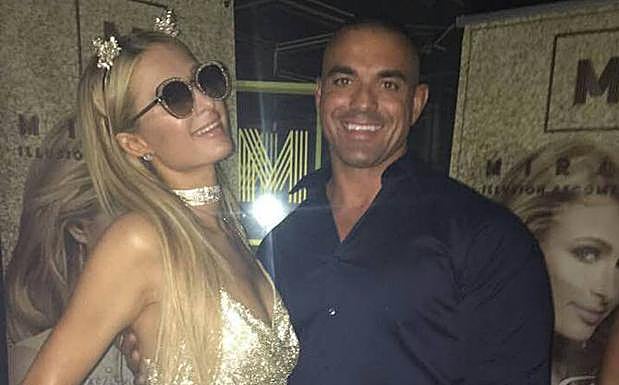 Paris Hilton cautiva en Puerto Banús con su mejor cara