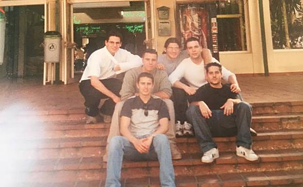 La pandilla. Raúl,José, Álex, Josemari, Fran y D.Darko (a la derecha) en Fuengirola. «Raúl tenía el brazo escayolado, menudo verano pasó».