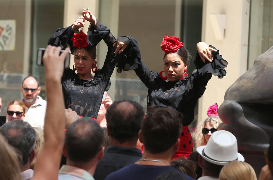 Malagueños y visitantes siguen disfrutando de la feria de día en el Centro de Málaga.