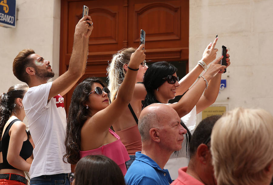Malagueños y visitantes siguen disfrutando de la feria de día en el Centro de Málaga.