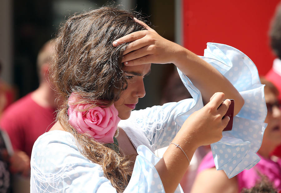 Malagueños y visitantes siguen disfrutando de la feria de día en el Centro de Málaga.