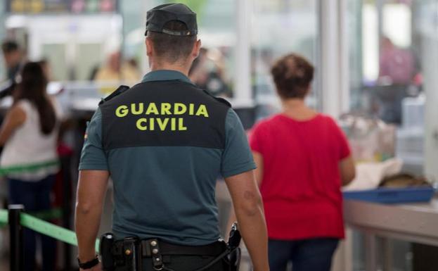 Un guardia civil, en el Prat. 