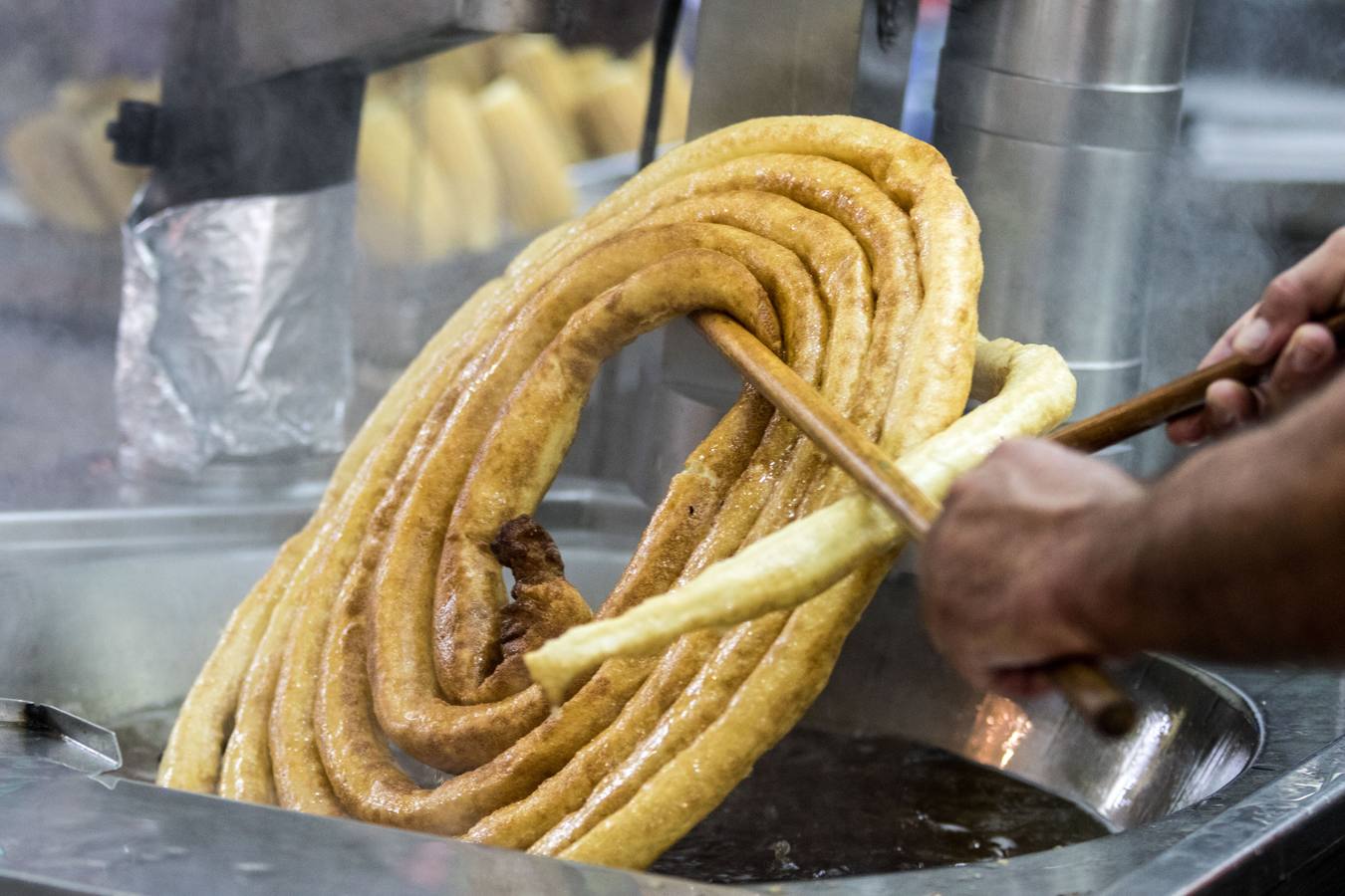 ¿Qué sería de la fiesta sin los churros? La mejor manera de terminar, sobre todo para los más trasnochadores. El Real está provisto de varios establecimientos que los sirven sin pausa