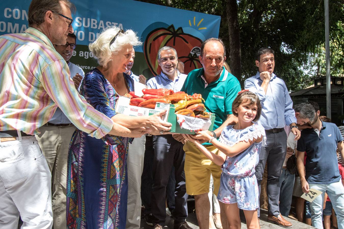 Pepe Cobos de El Pimpi se ha hecho un año más con las hortalizas más valoradas de la provincia tras una frenética puja