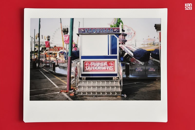 «En 2012 he vestido de analógico el proyecto y he usado una Fuji Instax 100 para hacer las fotografías. En total se tomaron 20 instantáneas de las que seleccioné 18 para Fair The Awakening. Juntas forman una serie monográfica en la que se muestran cabinas de las atracciones de la Feria de Málaga de ese mismo año».