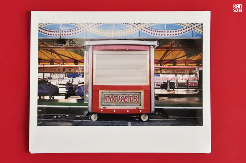 «En 2012 he vestido de analógico el proyecto y he usado una Fuji Instax 100 para hacer las fotografías. En total se tomaron 20 instantáneas de las que seleccioné 18 para Fair The Awakening. Juntas forman una serie monográfica en la que se muestran cabinas de las atracciones de la Feria de Málaga de ese mismo año».