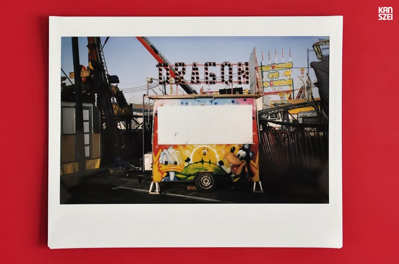 «En 2012 he vestido de analógico el proyecto y he usado una Fuji Instax 100 para hacer las fotografías. En total se tomaron 20 instantáneas de las que seleccioné 18 para Fair The Awakening. Juntas forman una serie monográfica en la que se muestran cabinas de las atracciones de la Feria de Málaga de ese mismo año».