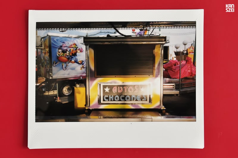 «En 2012 he vestido de analógico el proyecto y he usado una Fuji Instax 100 para hacer las fotografías. En total se tomaron 20 instantáneas de las que seleccioné 18 para Fair The Awakening. Juntas forman una serie monográfica en la que se muestran cabinas de las atracciones de la Feria de Málaga de ese mismo año».