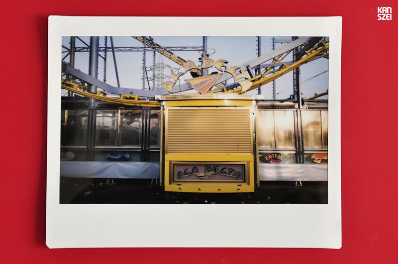 «En 2012 he vestido de analógico el proyecto y he usado una Fuji Instax 100 para hacer las fotografías. En total se tomaron 20 instantáneas de las que seleccioné 18 para Fair The Awakening. Juntas forman una serie monográfica en la que se muestran cabinas de las atracciones de la Feria de Málaga de ese mismo año».