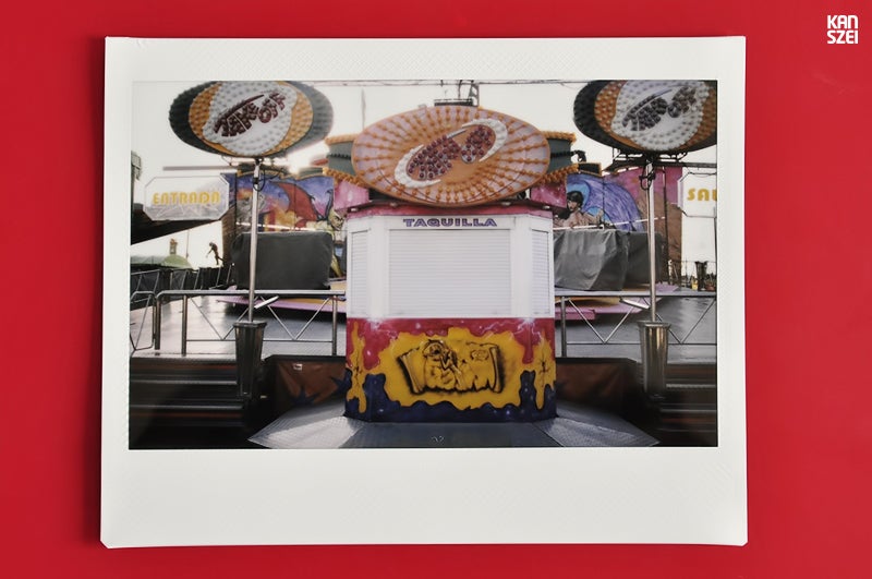 «En 2012 he vestido de analógico el proyecto y he usado una Fuji Instax 100 para hacer las fotografías. En total se tomaron 20 instantáneas de las que seleccioné 18 para Fair The Awakening. Juntas forman una serie monográfica en la que se muestran cabinas de las atracciones de la Feria de Málaga de ese mismo año».