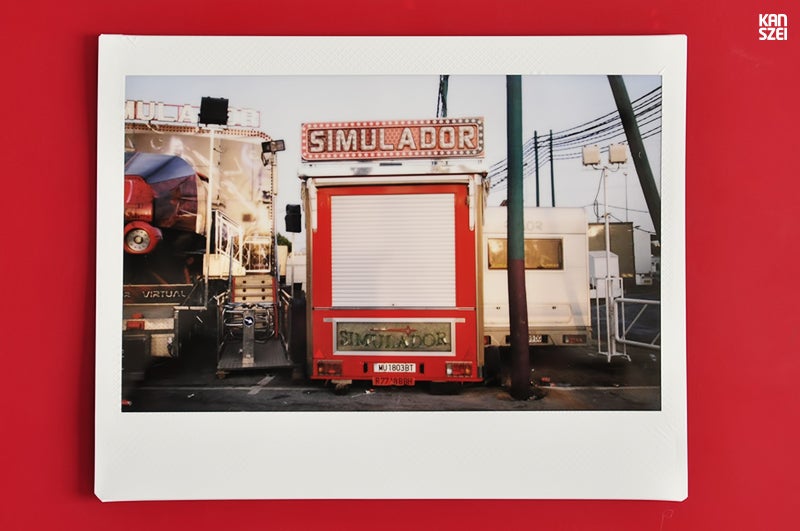 «En 2012 he vestido de analógico el proyecto y he usado una Fuji Instax 100 para hacer las fotografías. En total se tomaron 20 instantáneas de las que seleccioné 18 para Fair The Awakening. Juntas forman una serie monográfica en la que se muestran cabinas de las atracciones de la Feria de Málaga de ese mismo año».