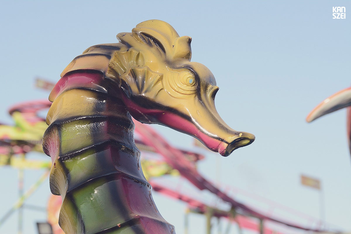 «Fauna y otras crituras podría llamarse el Fair: The Awakening de este año 2014. Una colección monográfica de peculiares animales y seres de fibra de vidrio, espectadores del desfile de personas que llenan nuestra feria. Al alba, sólo son pacientes guardianas de atracciones esperando que caiga la noche, para volverse animadas. Espero que os guste este zoo tan particular»