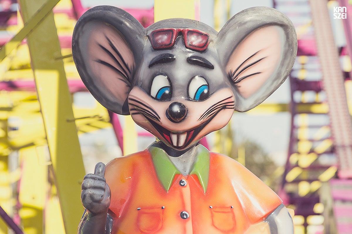 «Fauna y otras crituras podría llamarse el Fair: The Awakening de este año 2014. Una colección monográfica de peculiares animales y seres de fibra de vidrio, espectadores del desfile de personas que llenan nuestra feria. Al alba, sólo son pacientes guardianas de atracciones esperando que caiga la noche, para volverse animadas. Espero que os guste este zoo tan particular»