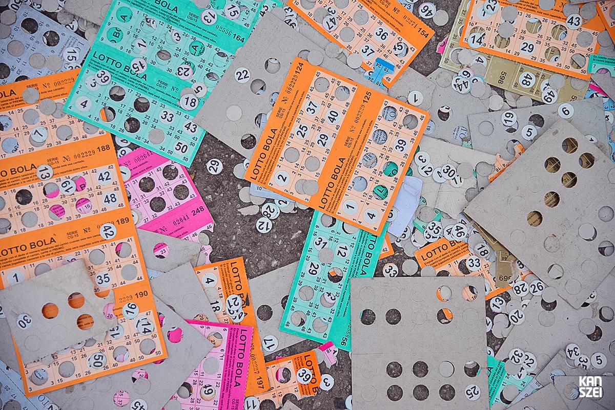 «A tus pies se llama este conjunto de fotografías que nos hacen inclinar la cabeza hacia abajo y dejar de mirar al cielo, las atracciones y el resto de cosas que se encuentran a simple vista. Una colección de objetivos perdidos, olvidados y/o desechados con una historia individual desconocida, perfecta para nutrir nuestra imaginación particular»