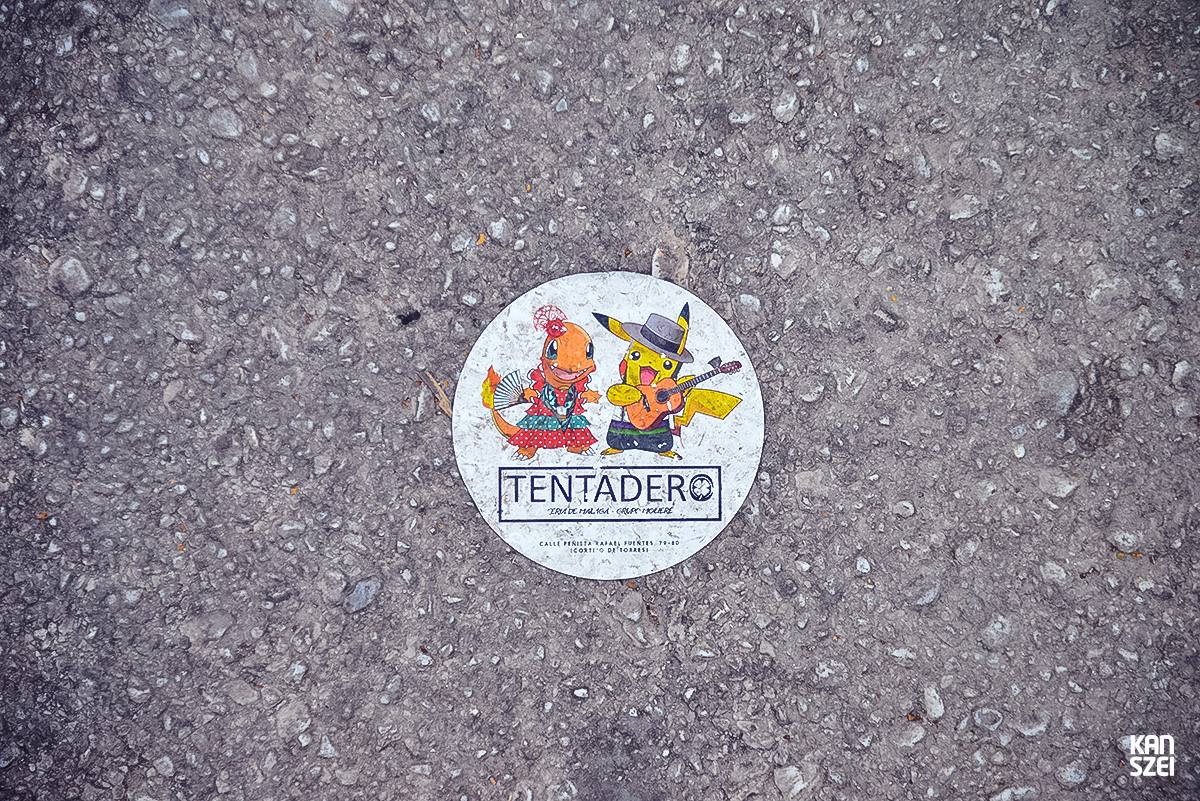 «A tus pies se llama este conjunto de fotografías que nos hacen inclinar la cabeza hacia abajo y dejar de mirar al cielo, las atracciones y el resto de cosas que se encuentran a simple vista. Una colección de objetivos perdidos, olvidados y/o desechados con una historia individual desconocida, perfecta para nutrir nuestra imaginación particular»