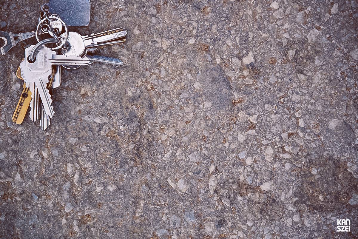«A tus pies se llama este conjunto de fotografías que nos hacen inclinar la cabeza hacia abajo y dejar de mirar al cielo, las atracciones y el resto de cosas que se encuentran a simple vista. Una colección de objetivos perdidos, olvidados y/o desechados con una historia individual desconocida, perfecta para nutrir nuestra imaginación particular»