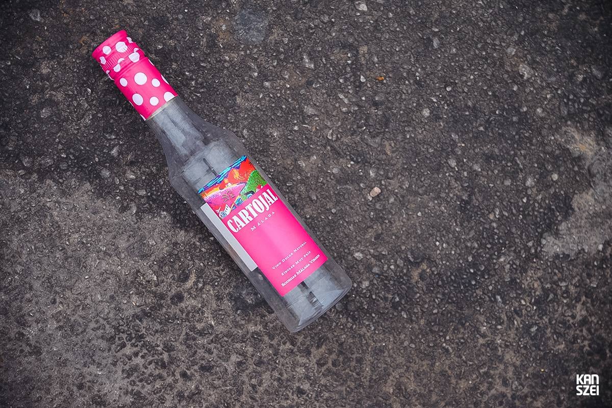 «A tus pies se llama este conjunto de fotografías que nos hacen inclinar la cabeza hacia abajo y dejar de mirar al cielo, las atracciones y el resto de cosas que se encuentran a simple vista. Una colección de objetivos perdidos, olvidados y/o desechados con una historia individual desconocida, perfecta para nutrir nuestra imaginación particular»