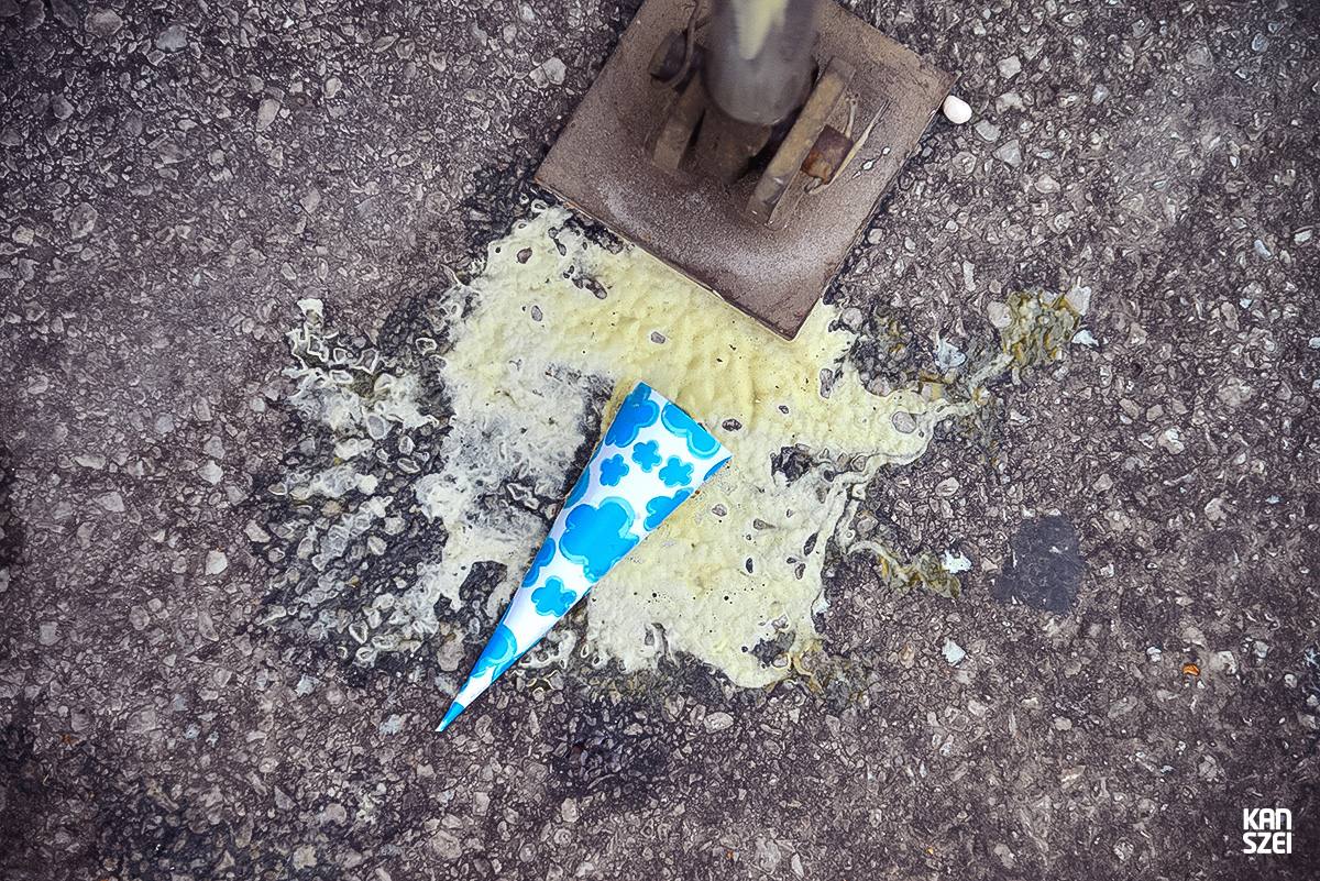 «A tus pies se llama este conjunto de fotografías que nos hacen inclinar la cabeza hacia abajo y dejar de mirar al cielo, las atracciones y el resto de cosas que se encuentran a simple vista. Una colección de objetivos perdidos, olvidados y/o desechados con una historia individual desconocida, perfecta para nutrir nuestra imaginación particular»