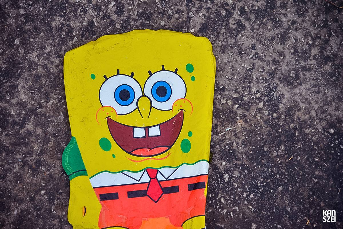 «A tus pies se llama este conjunto de fotografías que nos hacen inclinar la cabeza hacia abajo y dejar de mirar al cielo, las atracciones y el resto de cosas que se encuentran a simple vista. Una colección de objetivos perdidos, olvidados y/o desechados con una historia individual desconocida, perfecta para nutrir nuestra imaginación particular»