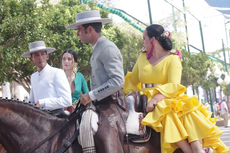 El día en el Real del Cortijo de Torres se caracteriza por los paseos de los caballos y los carruajes por las principales calles del recinto.
