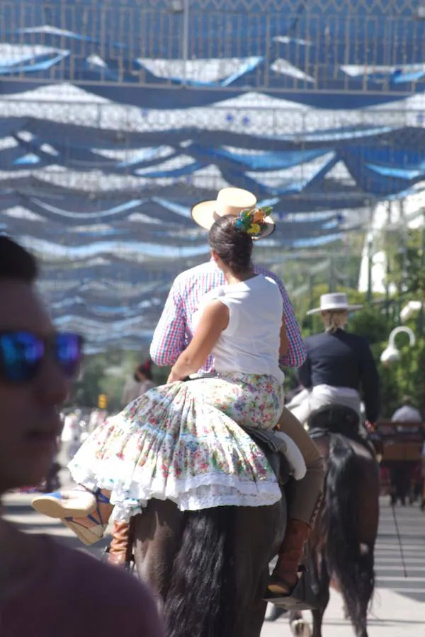 El día en el Real del Cortijo de Torres se caracteriza por los paseos de los caballos y los carruajes por las principales calles del recinto.