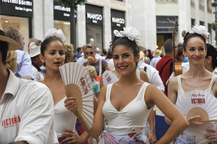 La Feria del Centro no cesa y numerosos grupos animan musicalmente las principales vías de la zona en este miércoles.