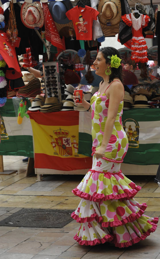 La Feria del Centro no cesa y numerosos grupos animan musicalmente las principales vías de la zona en este miércoles.