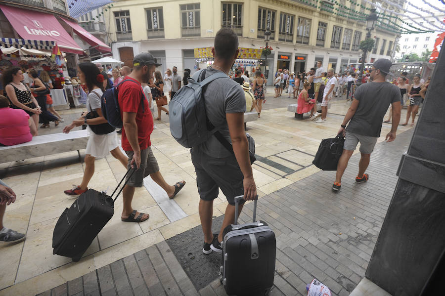 La Feria del Centro no cesa y numerosos grupos animan musicalmente las principales vías de la zona en este miércoles.