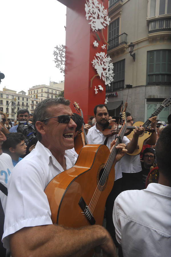 La Feria del Centro no cesa y numerosos grupos animan musicalmente las principales vías de la zona en este miércoles.