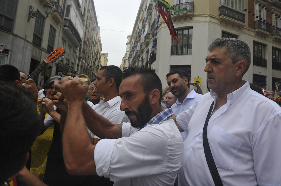 La Feria del Centro no cesa y numerosos grupos animan musicalmente las principales vías de la zona en este miércoles.