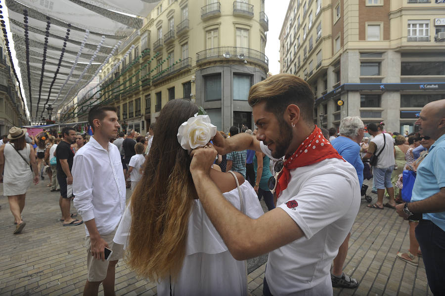 La Feria del Centro no cesa y numerosos grupos animan musicalmente las principales vías de la zona en este miércoles.