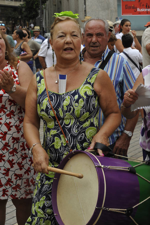 La Feria del Centro no cesa y numerosos grupos animan musicalmente las principales vías de la zona en este miércoles.