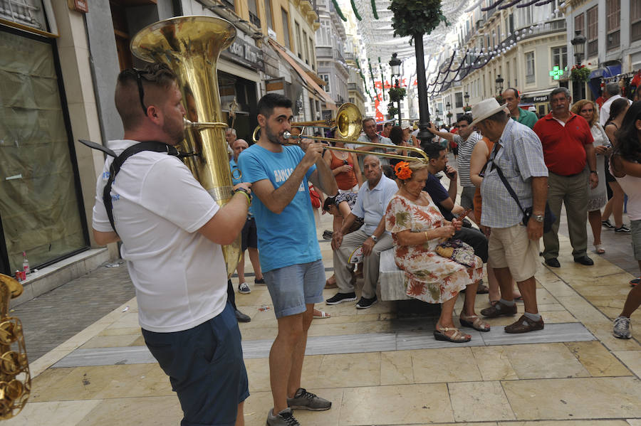 La Feria del Centro no cesa y numerosos grupos animan musicalmente las principales vías de la zona en este miércoles.