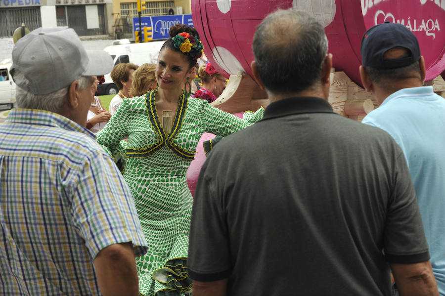 La Feria del Centro no cesa y numerosos grupos animan musicalmente las principales vías de la zona en este miércoles.