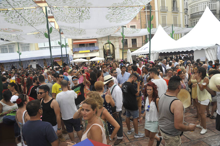 La Feria del Centro no cesa y numerosos grupos animan musicalmente las principales vías de la zona en este miércoles.