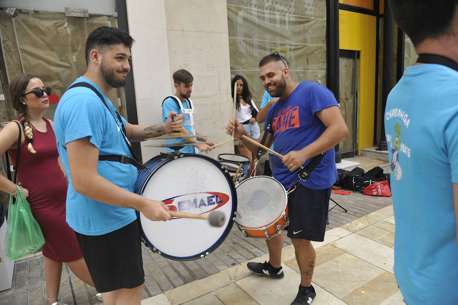 La Feria del Centro no cesa y numerosos grupos animan musicalmente las principales vías de la zona en este miércoles.