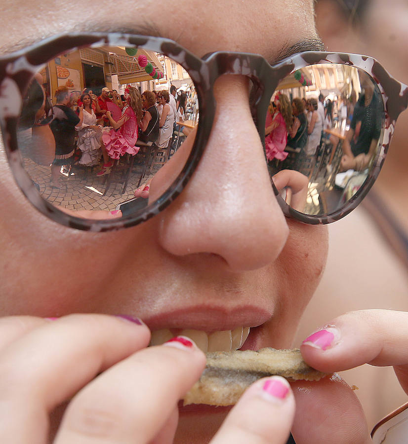 La fiesta no cesa en las principales calles del Centro de Málaga este jueves de Feria. 