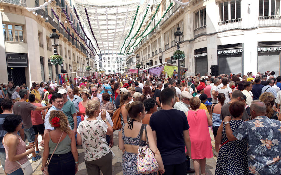 La fiesta no cesa en las principales calles del Centro de Málaga este jueves de Feria. 