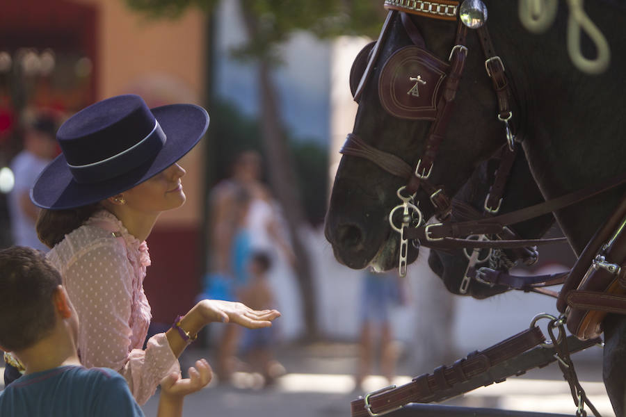 Los caballos siguen protagonizando las imágenes de este jueves en el Real del Cortijo de Torres.