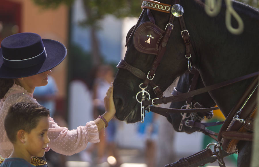 Los caballos siguen protagonizando las imágenes de este jueves en el Real del Cortijo de Torres.