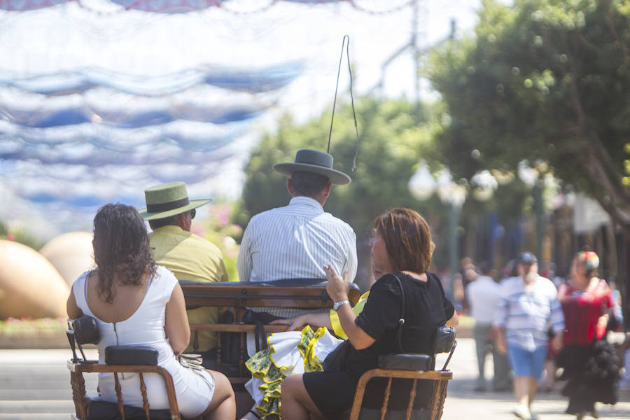 Los caballos siguen protagonizando las imágenes de este jueves en el Real del Cortijo de Torres.