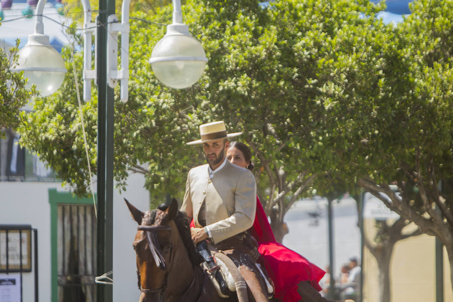 Los caballos siguen protagonizando las imágenes de este jueves en el Real del Cortijo de Torres.