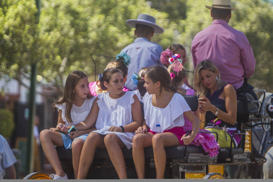 Los caballos siguen protagonizando las imágenes de este jueves en el Real del Cortijo de Torres.