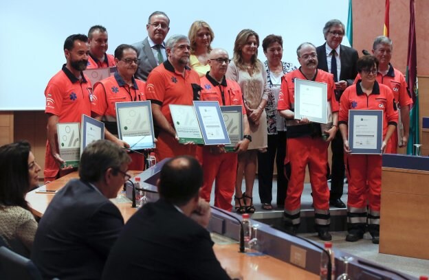 La consejera de Salud, Marina Álvarez, entregó ayer en Málaga a la nueva certificación. :: ñito salas