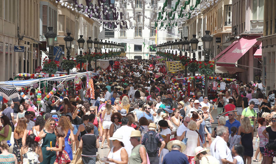 Las principales calles del Centro de Málaga se preparan ya para los últimos días de Feria.