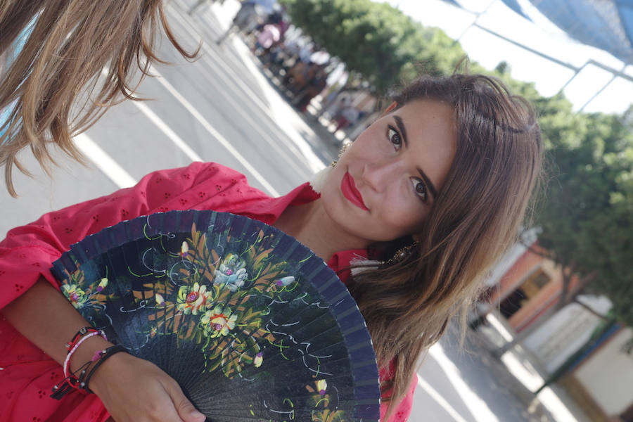 Numerosos malagueños y visitantes no han perdido la oportunidad de acudir al Cortijo de Torres, que ya se prepara para los últimos días de la Feria de Málaga.