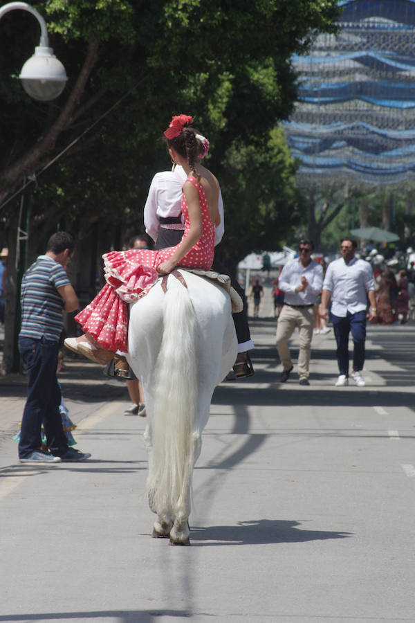 Numerosos malagueños y visitantes no han perdido la oportunidad de acudir al Cortijo de Torres, que ya se prepara para los últimos días de la Feria de Málaga.