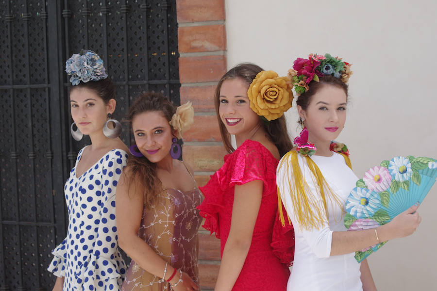 Numerosos malagueños y visitantes no han perdido la oportunidad de acudir al Cortijo de Torres, que ya se prepara para los últimos días de la Feria de Málaga.